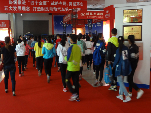 县实验小学部分小学生来bevictor伟德官网科技展厅开展科普日活动